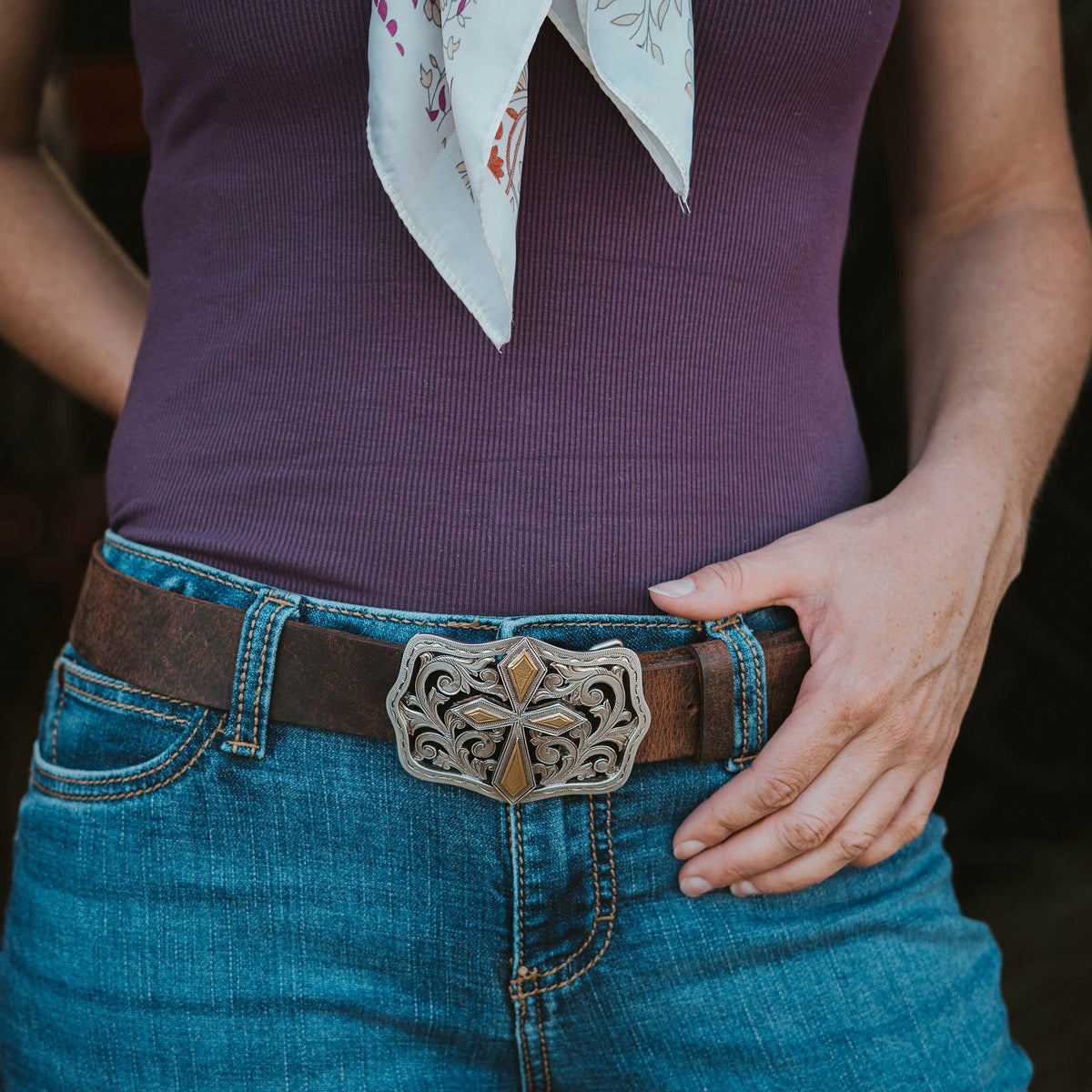 Women&#39;s 1 1/2&quot; Two-tone Filigree Cross Buckle Belt