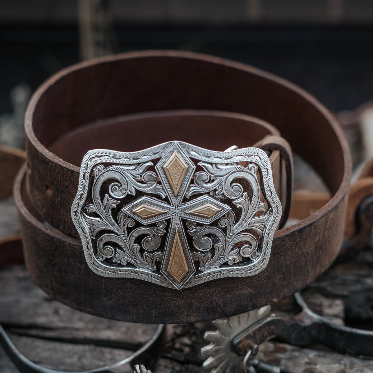 Women&#39;s 1 1/2&quot; Two-tone Filigree Cross Buckle Belt